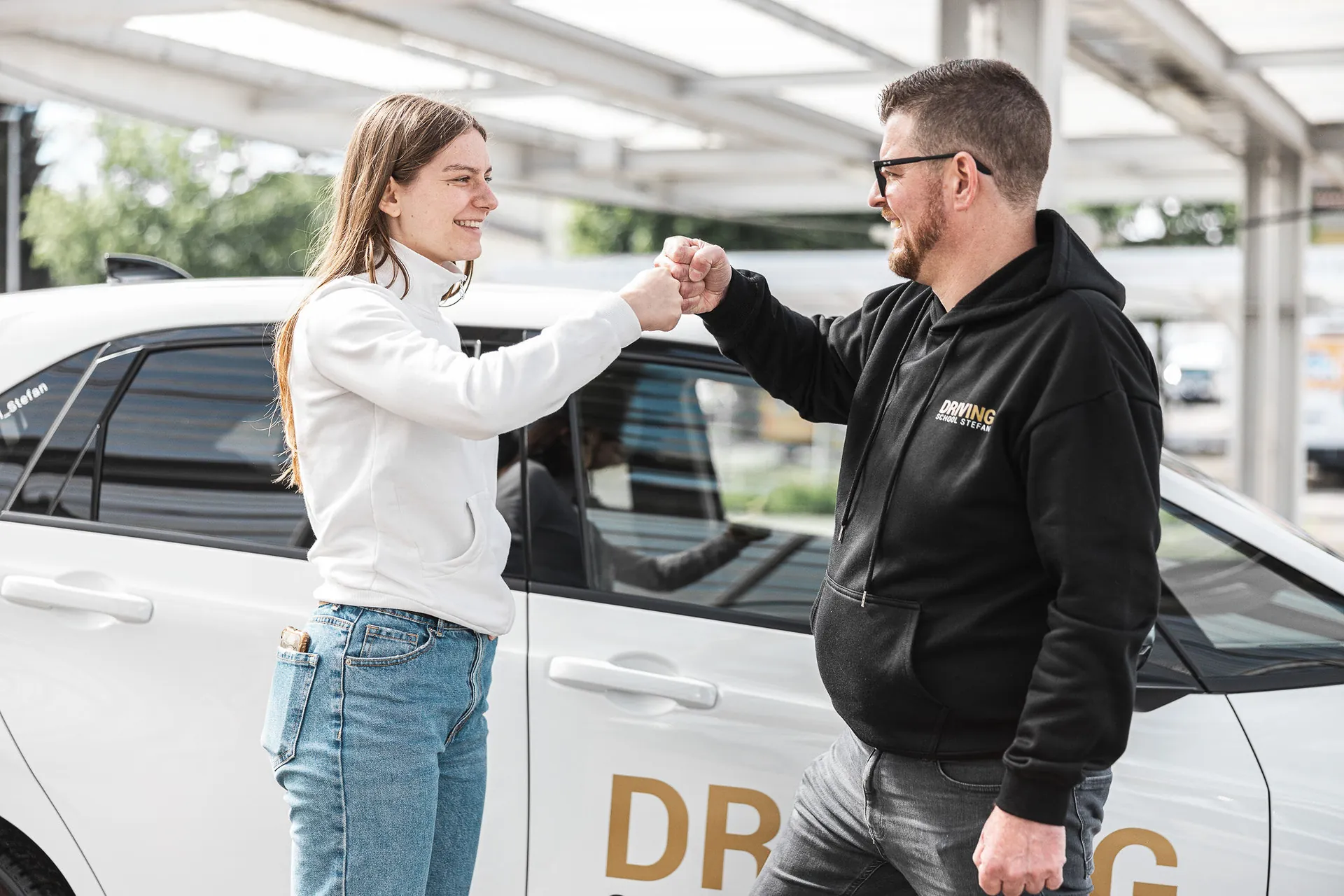 Fahrlehrer Stefan mit Lernender in Bern, professionelle Fahrausbildung
