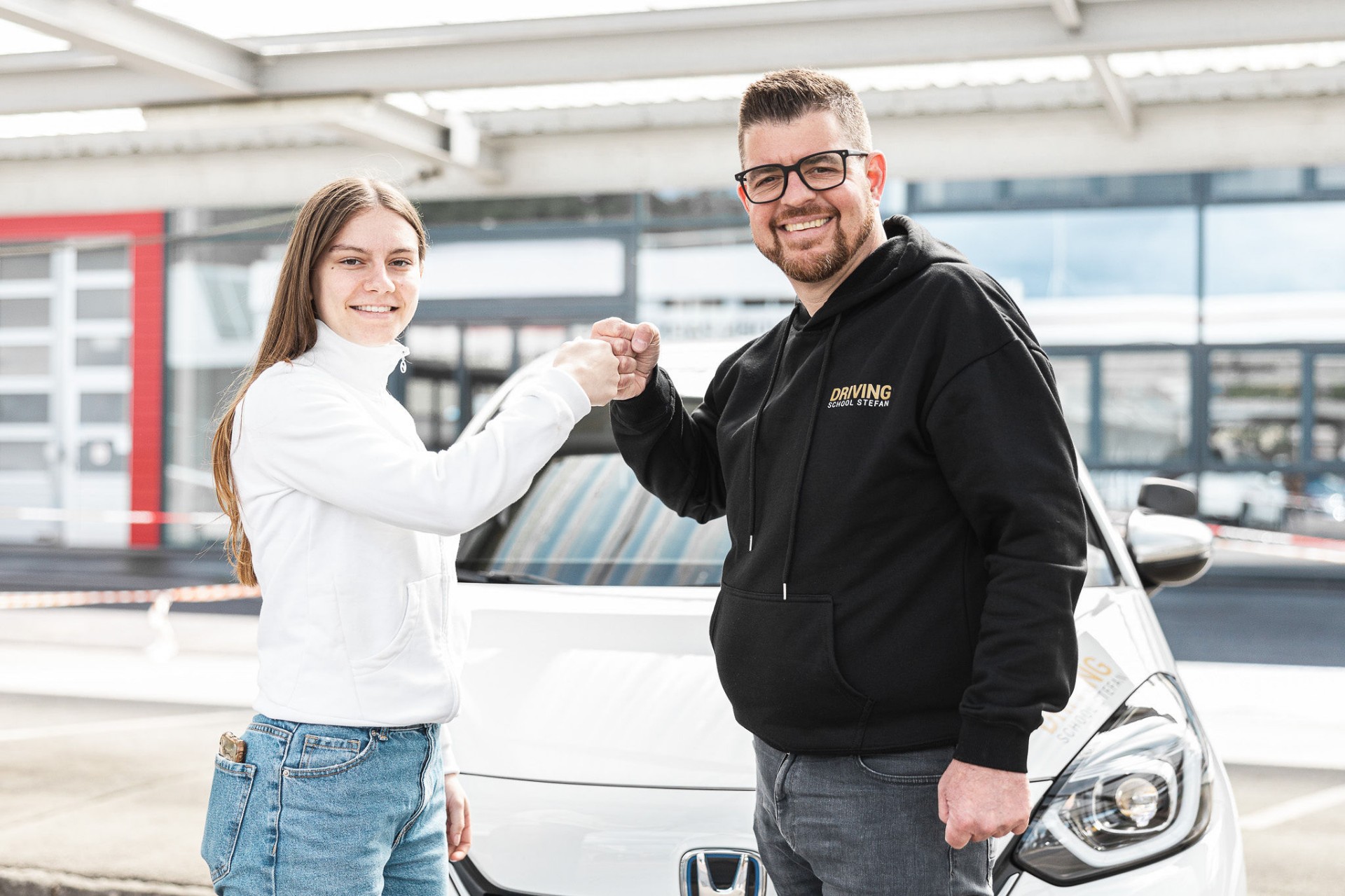 Fahrlehrer Stefan mit Lernender in Bern, professionelle Fahrausbildung